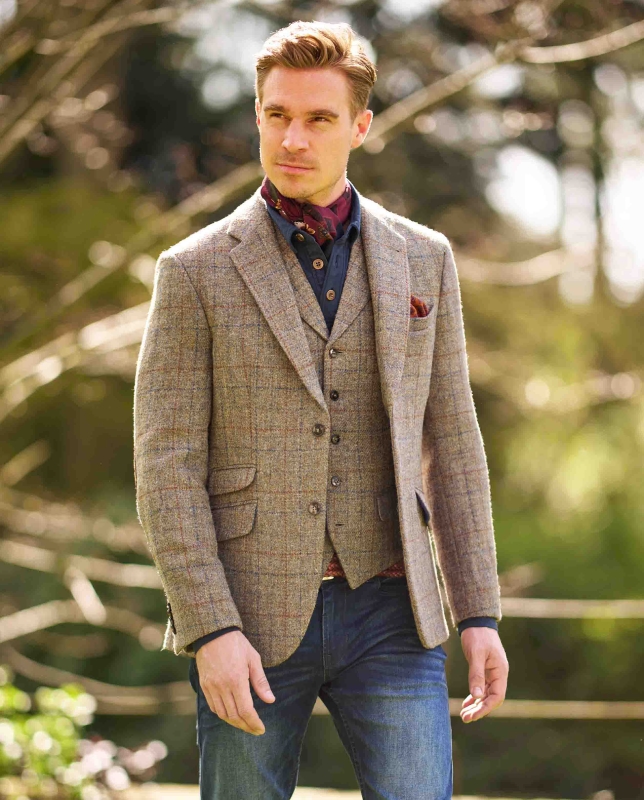 Blazer Wellington of Bilmore en Harris Tweed couleur noyer, porté par un mannequin, vue de face.