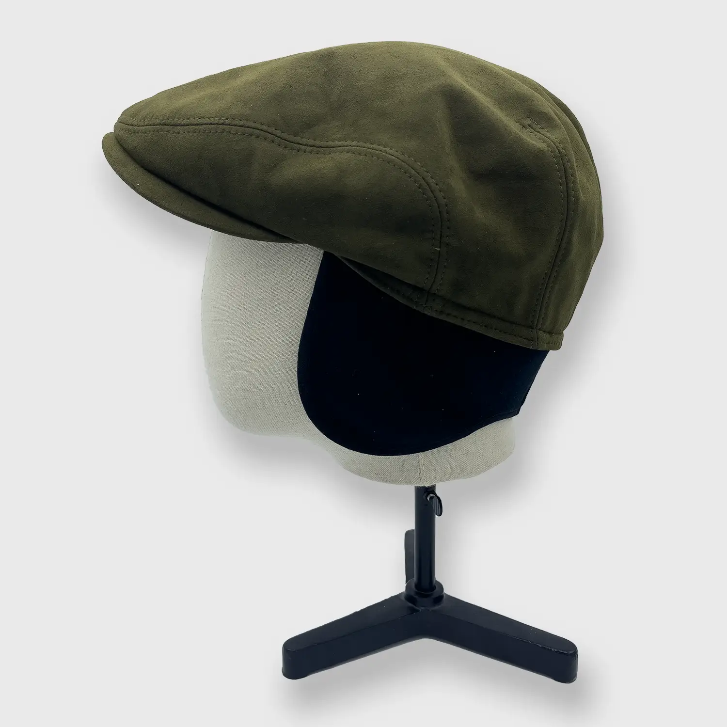 Amaretta olijfgroene eco leder pet met oorkleppen naar buiten.