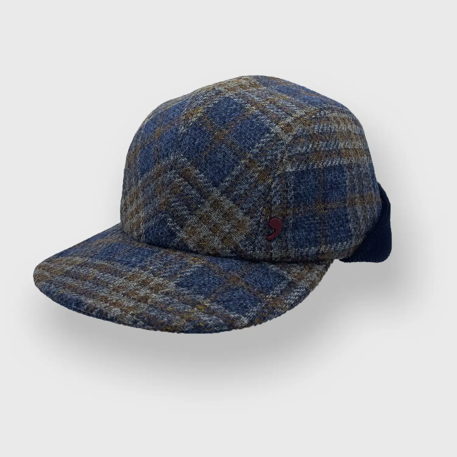 Pet in tweed met patroon getilt.