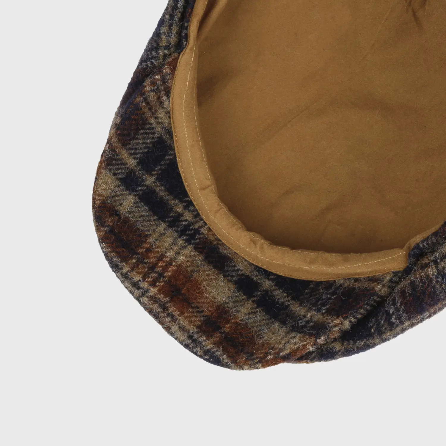 newspaperboy pet in shetland wol emt plaid patroon van Stetson op Harbor of men binnenkant.