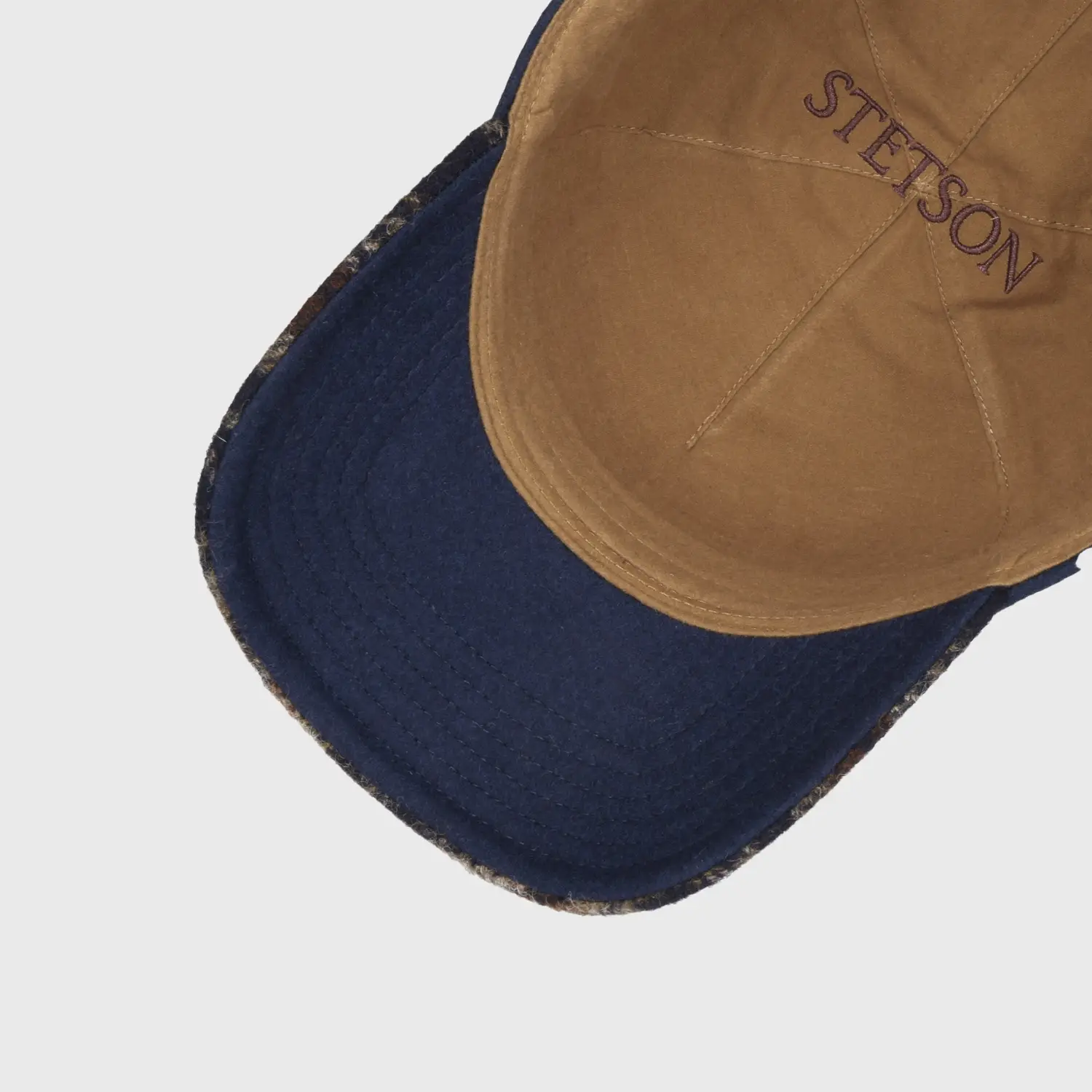 newspaperboy pet in shetland wol emt plaid patroon van Stetson op Harbor of men binnenkant.