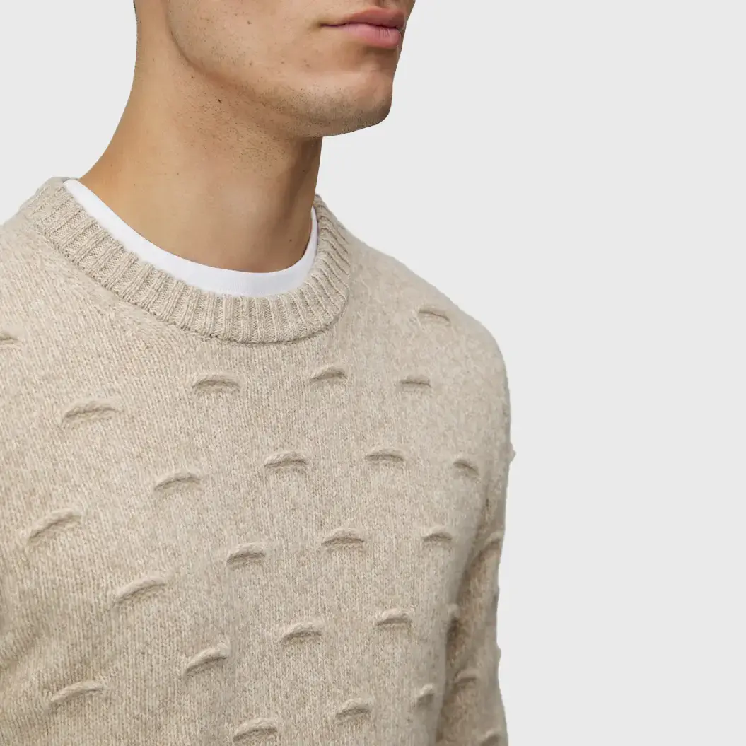 Trui in créme kleur van het merk Maerz op de webshop van Harbor Of Men zoomed in.