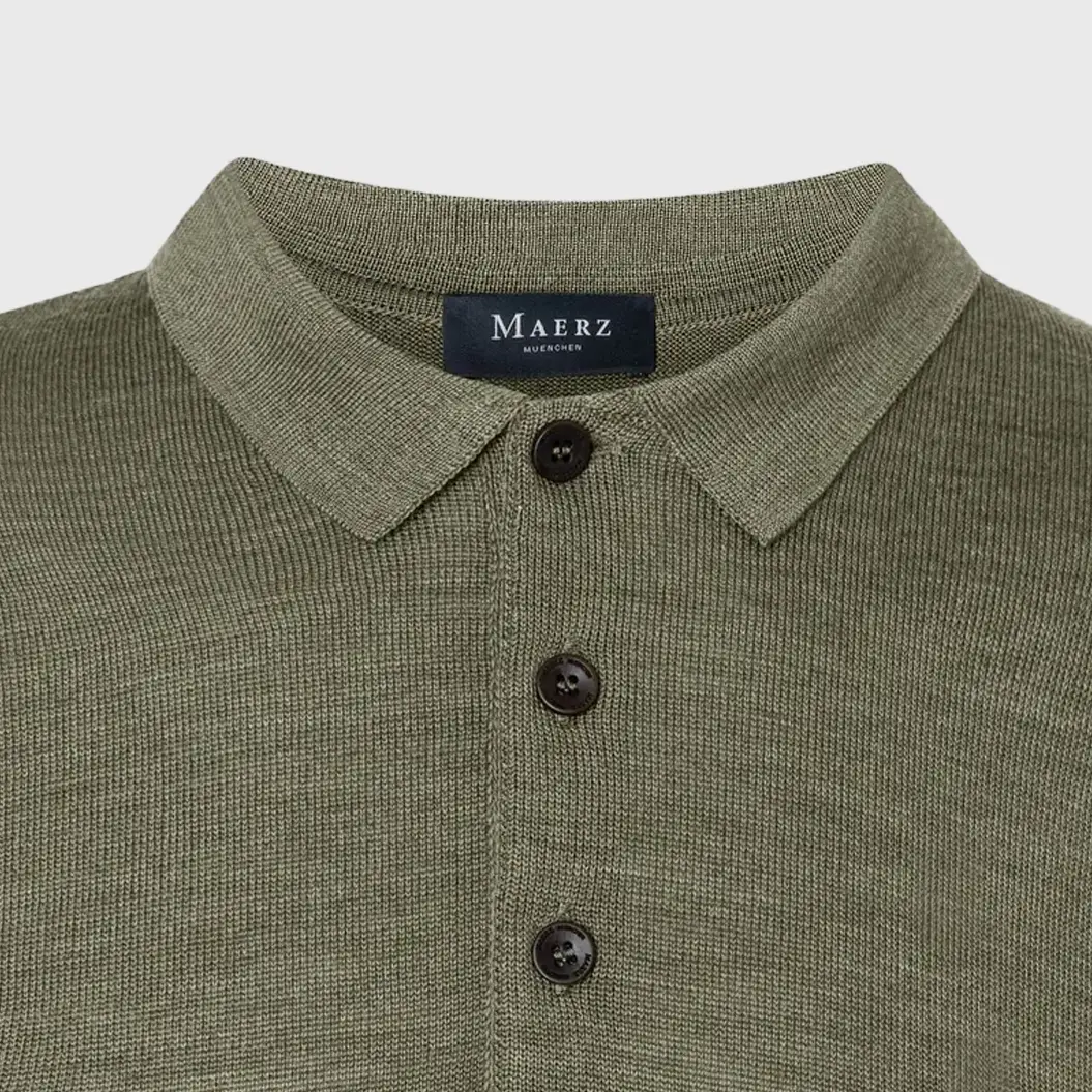trui met knoppen ashgreen van Maerz op de webshop van Harbor Of Men voorkant.