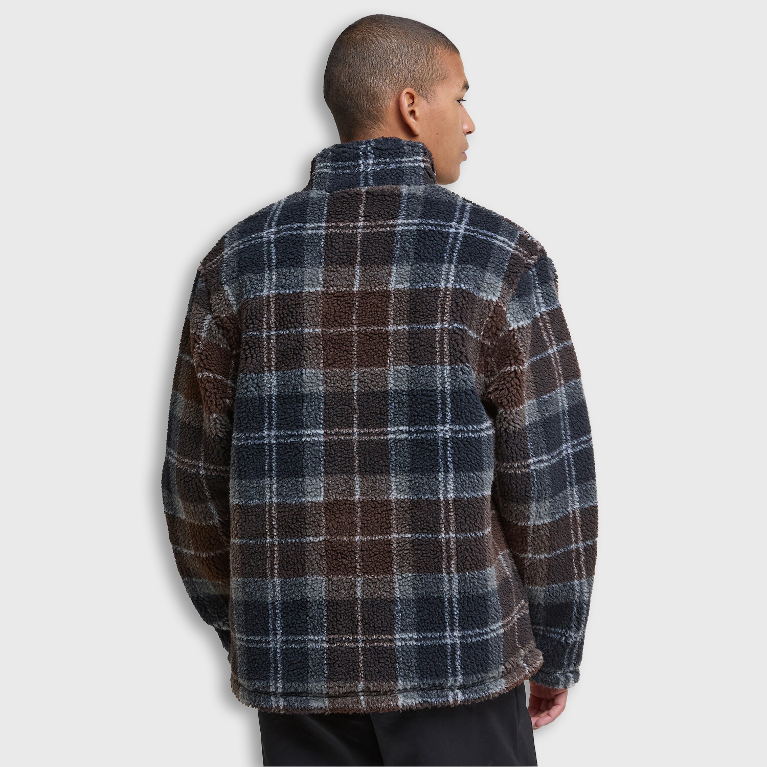 Achterkant van een fleece trui met ruit van het merk Barbour met een man die het draagt.