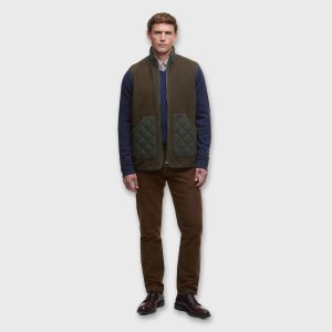 lowrich navy vest van Barbour op man die casual is gekleed.