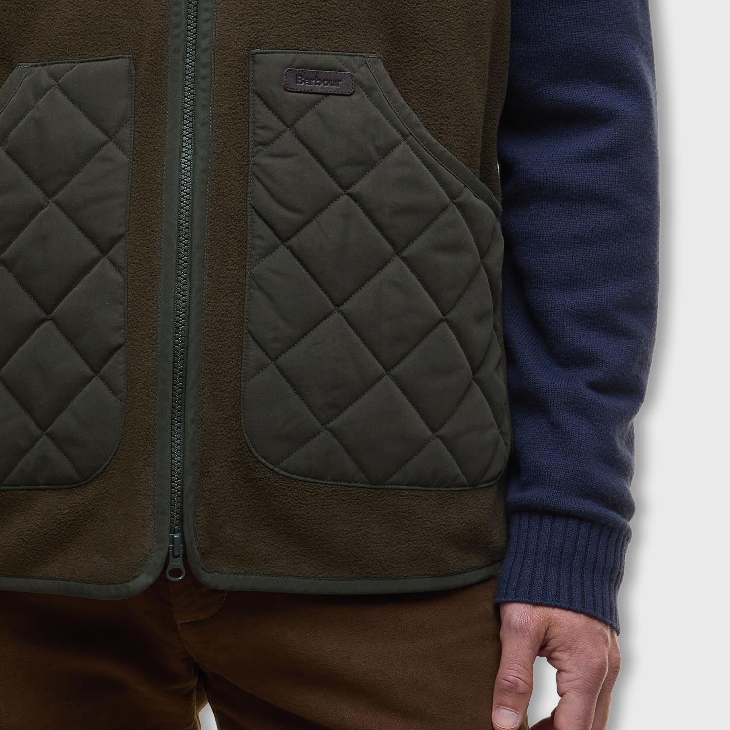 Photo zoomée du gilet Lowich vert olive de la marque Barbour