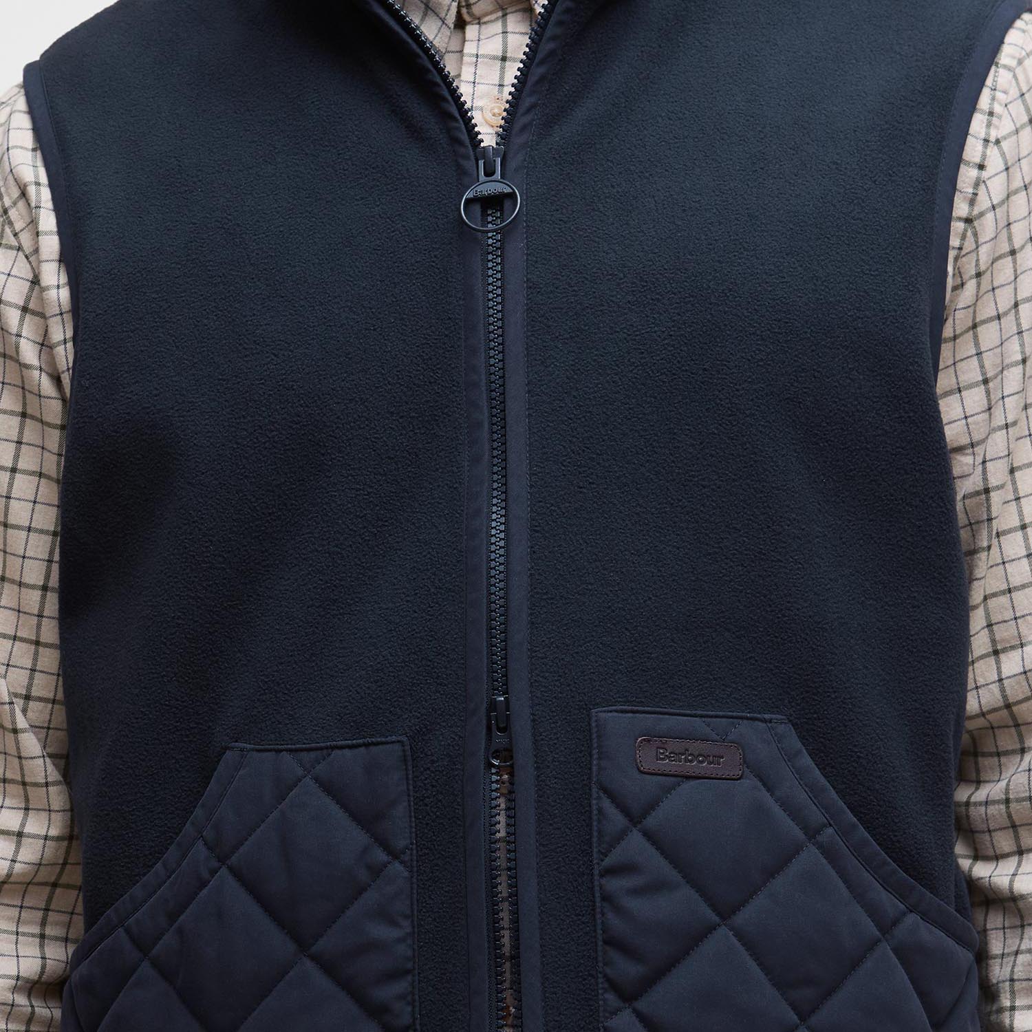 Gilet Lowich marine de la marque Barbour, vue zoomée de l'homme en tenue décontractée
