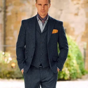 Man die een blauwe visgraat blazer draagt gemaakt uit Harris Tweed van het merk Wellington of Bilmore op de webshop van Harbor of men.