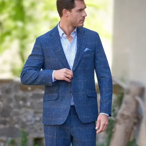 Homme portant un blazer bleu à chevrons avec une fine rayure rouille, en Harris Tweed de la marque Wellington of Bilmore, sur la boutique Harbor of Men.