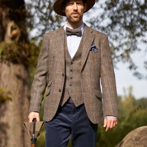 Homme portant un blazer vert et bleu à chevrons en Harris Tweed de la marque Wellington of Bilmore, sur la boutique Harbor of Men.