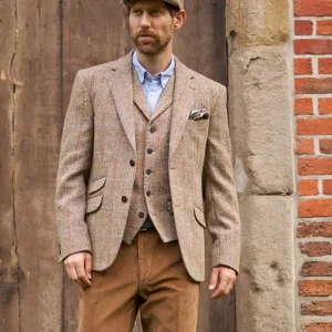 Homme portant un blazer sable à chevrons en Harris Tweed de la marque Wellington of Bilmore, sur la boutique Harbor of Men.