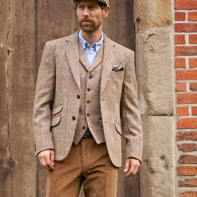 Homme portant un blazer sable à chevrons en Harris Tweed de la marque Wellington of Bilmore, sur la boutique Harbor of Men.