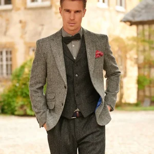 Homme portant un blazer noir à chevrons en Harris Tweed de la marque Wellington of Bilmore, sur la boutique Harbor of Men.