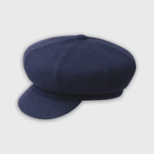 Casquette baker boy en laine bleu nuit, visière incurvée et calotte segmentée, isolée sur fond blanc.