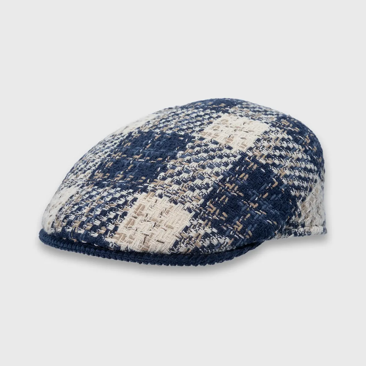 Casquette plate classique en version sportive à carreaux blancs et bleus, réalisée par Marone pour Harbor of Men, inclinée.