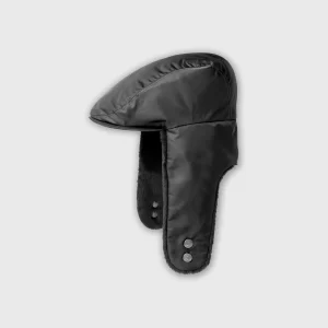 Zijaanzicht van zwarte Kangol aviator flat cap met oorflappen omlaag, inclusief zichtbare drukknopen en faux fur voering.