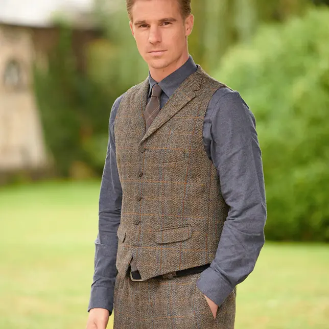 Gilet en tweed Harris vert et bleu à chevrons, de la marque Wellington of Bilmore, sur la boutique Harbor of Men.