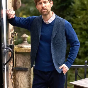 Gilet en Harris tweed bleu foncé à chevrons, de la marque Wellington of Bilmore, sur la boutique Harbor of Men.
