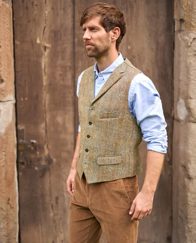 Gilet en Harris tweed sable à chevrons, de la marque Wellington of Bilmore, sur la boutique Harbor of Men.