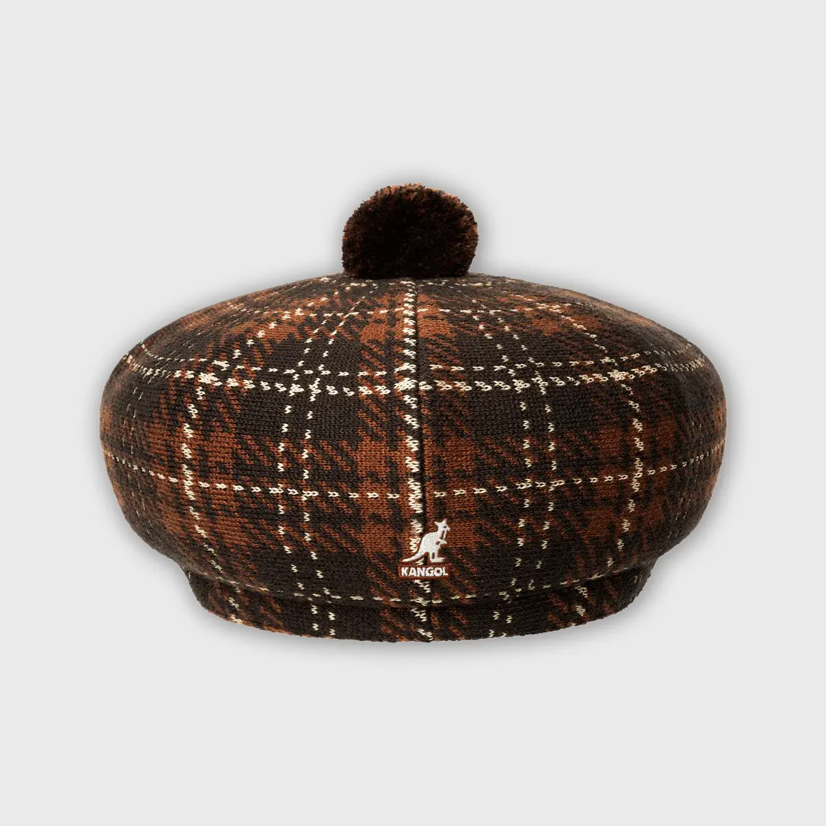Achterkant van de Kangol Golfer pet met ruitmotief, gecentreerd het witte geborduurde Kangol kangoeroe-logo en de bruine pompon zichtbaar.