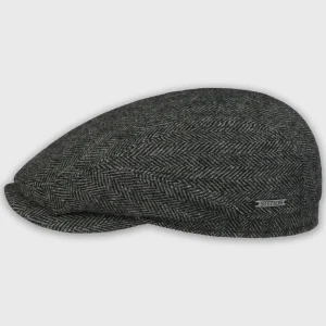 Zijaanzicht van een donkergrijze Stetson flat cap met klassiek visgraatmotief en zilverkleurig metalen merklogo aan de zijkant.