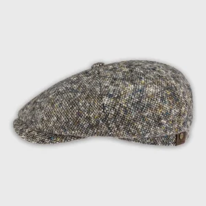Vue de côté de la casquette plate Stetson Mechanic en tweed Donegal chiné gris et brun, détail de logo en cuir à l'arrière.