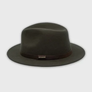 Schuin aanzicht van een groene Stetson vilten hoed, waarbij de inkeping in de kroon en de textuur van de lederen band duidelijk zichtbaar zijn.