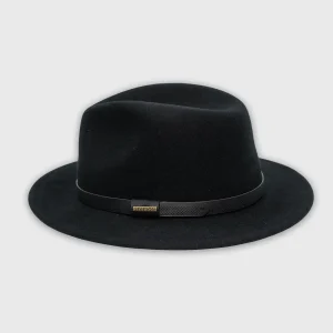 Stetson Traveller hoed van zwart wolvilt, schuin zijaanzicht, met detail van de lederen band en de kroon.