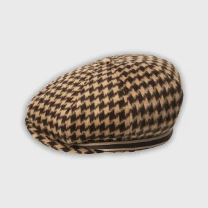 Arrière d'une casquette plate Kangol brune à motif pied-de-poule, ruban rayé et logo kangourou Kangol brodé au centre.