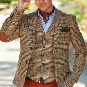 Un homme portant un blazer en Harris tweed à carreaux écossais, debout au milieu du jardin