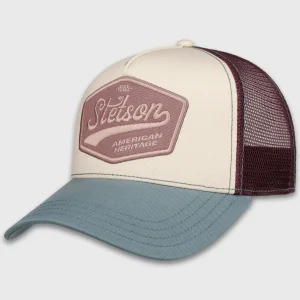 Trucker pit in pastel rood, wit en blauw met een badge daarop: Stetson American Heritage.