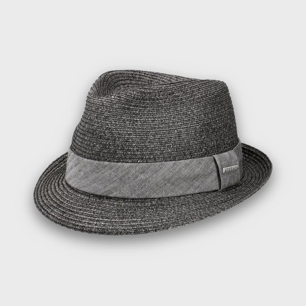 trilby hoed gemaakt van viscose in een donkergrijze kleur van het merk Stetsen, gemaakt uit toyo riet.