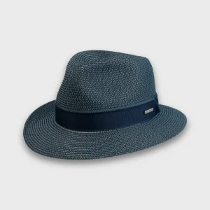 stro hoed in blauw met blauwe band en een brede hoedrand.