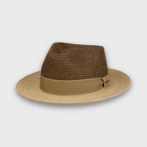 Twee kleurige zomer hoed, waarvan de kroon bruin is en de hoedrand zandkleurig, gemaakt van raffia en viscose.