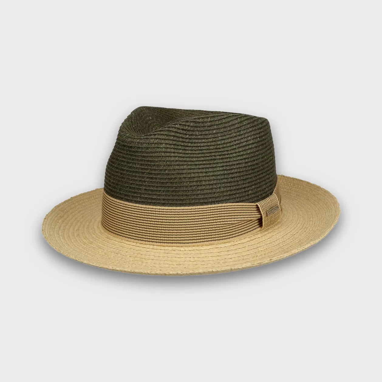 Twee kleurige zomer hoed, waarvan de kroon groen is en de hoedrand zandkleurig, gemaakt van raffia en viscose.