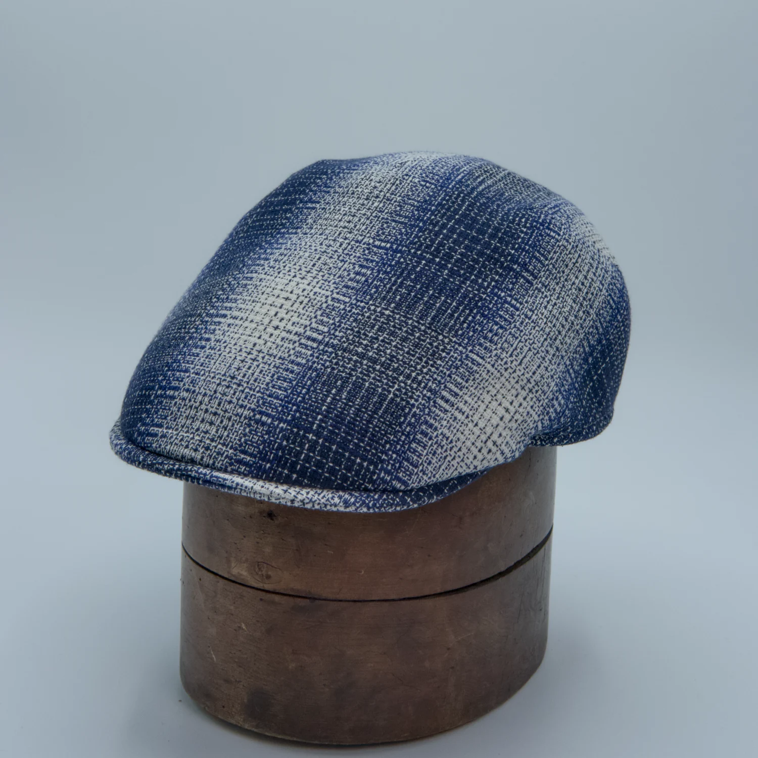 Casquette plate de forme ergonomique moderne à carreaux bleus et blancs, de la marque Marone, côté