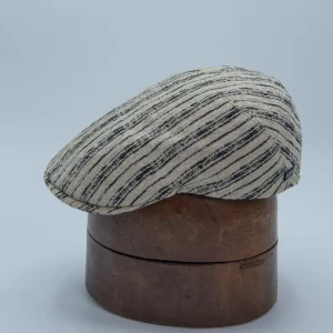 Flat cap met moderne ergonomische vorm met een streep patroon en creme kleur van het merk Marone Thumbnail.