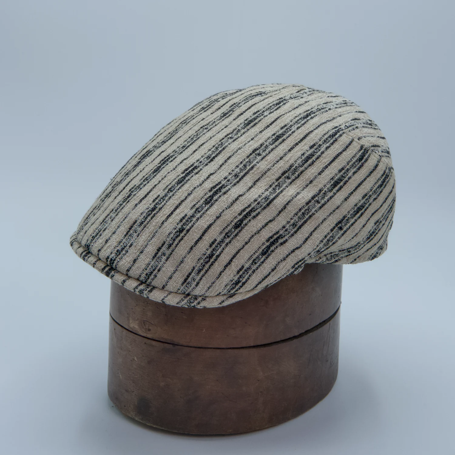 Casquette plate de forme ergonomique moderne à rayures, crème, de la marque Marone, côté
