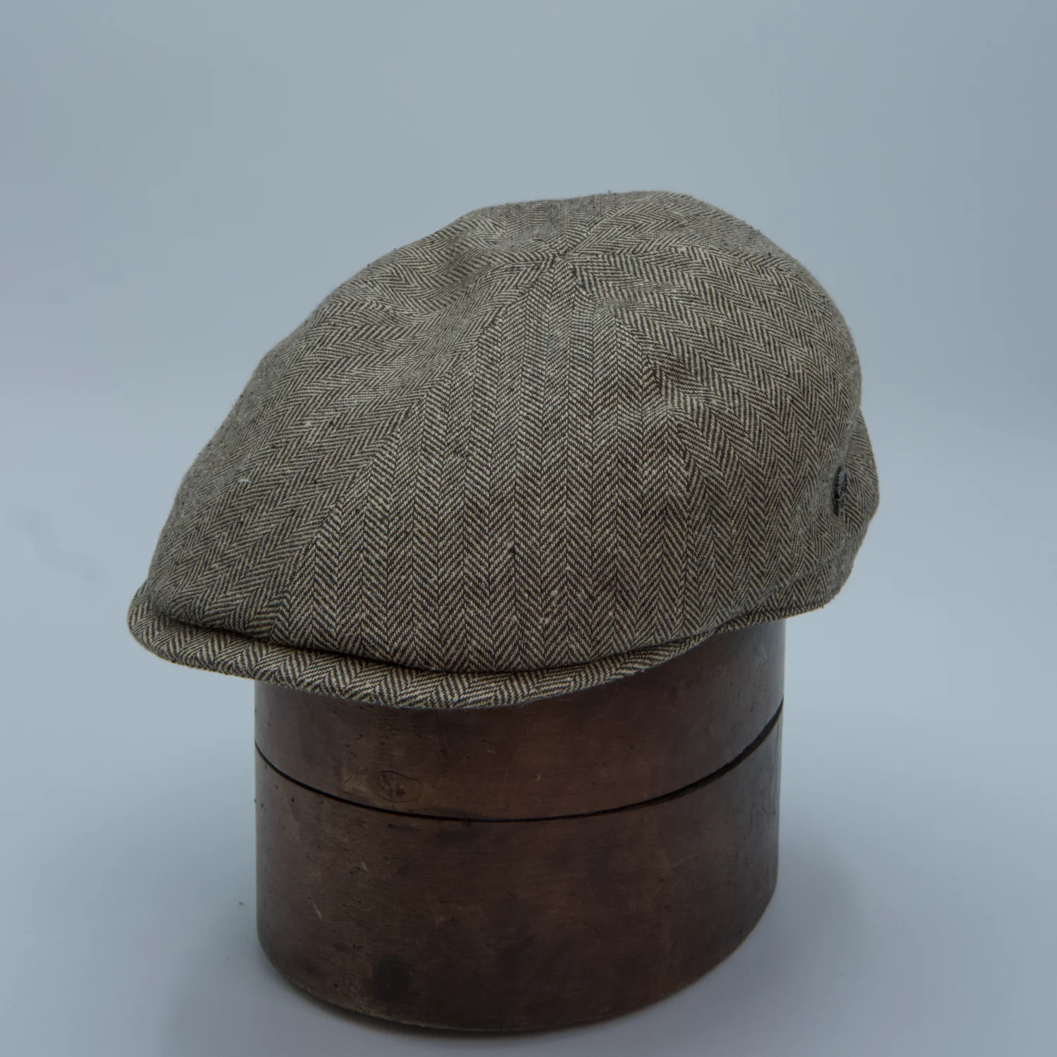 Casquette plate six panneaux en soie à fins chevrons, teinte sable, de la marque City Sport, côté.
