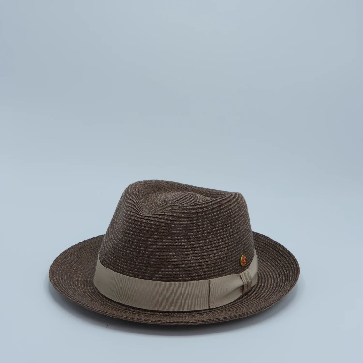 Trilby d'été de la marque Mayser. Brun à ruban couleur champagne, côté