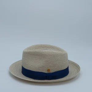 Zomer trilby van het merk mayser. Kleur is wit met als hoofdband blauw van kleur. Thumbnail.