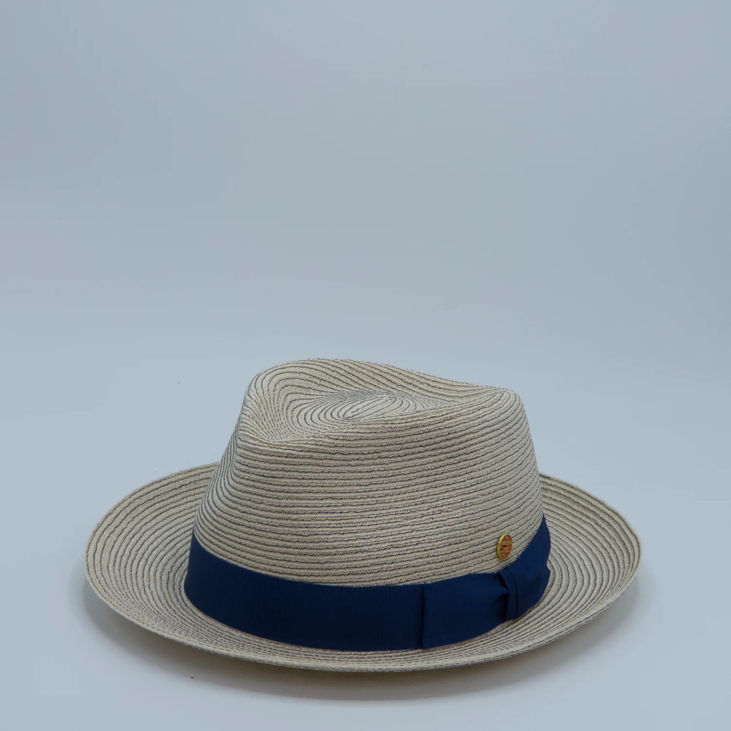 Trilby d'été de la marque Mayser. Blanc à ruban bleu, côté