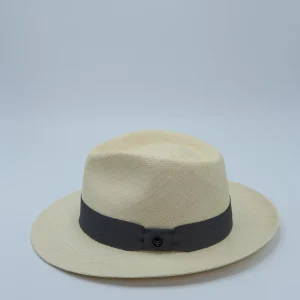 Chapeau panama de couleur naturelle à ruban gris foncé.