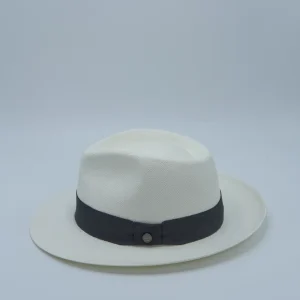 Panama hoed, fedora model, met donkergrijze band.