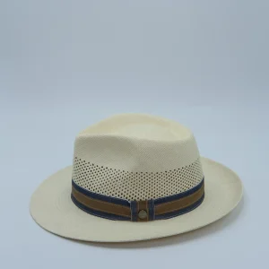Chapeau panama naturel avec œillets d'aération supplémentaires sur la calotte, ruban taupe et bleu gris.