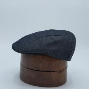 Smalle flat cap, gemaakt uit een donkerblauwe jeans, door het merk Portaluri Thumbnail.