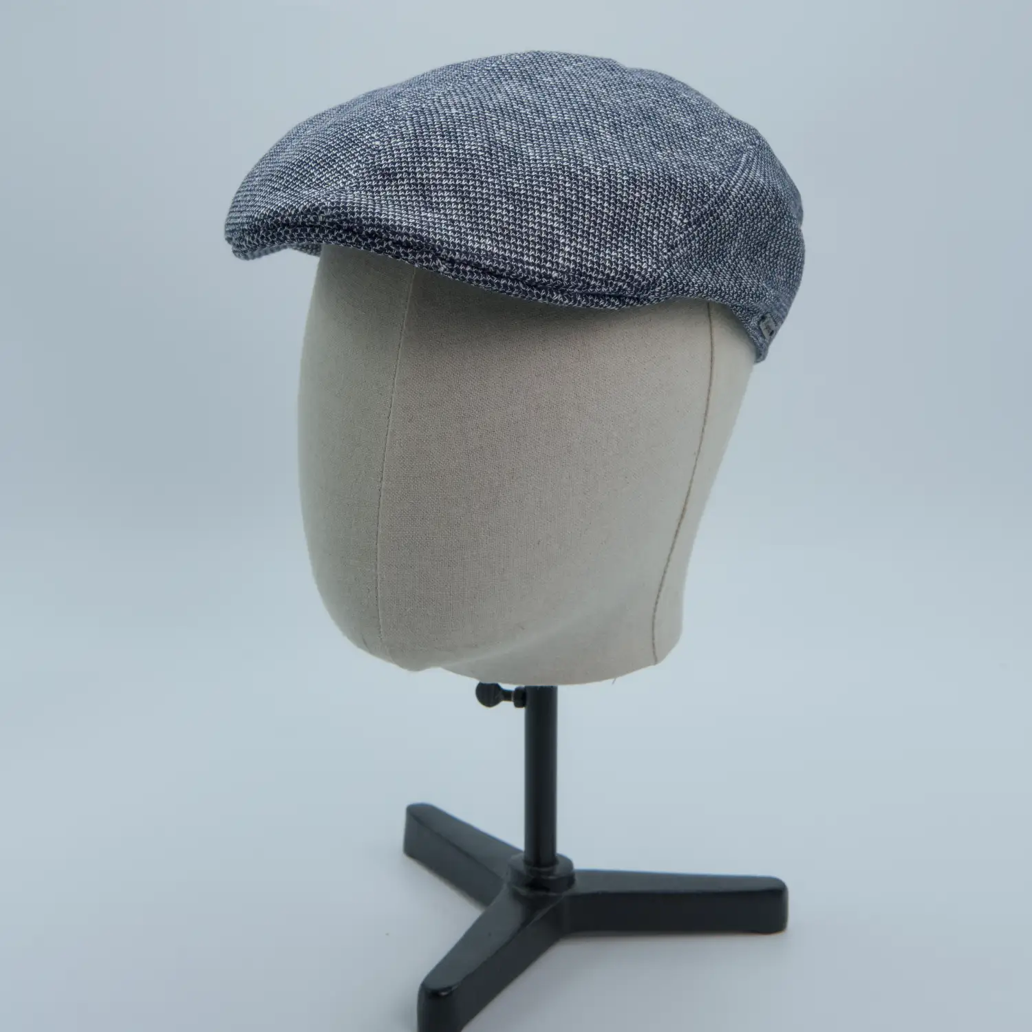 Casquette plate étroite The driver en coton et lin, gris moucheté, Wigéns, sur une tête de mannequin
