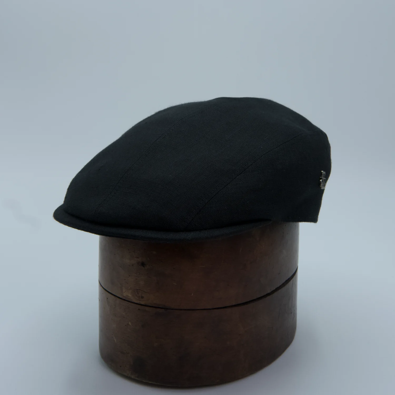 Casquette plate étroite en lin noir de la marque City Sport, côté