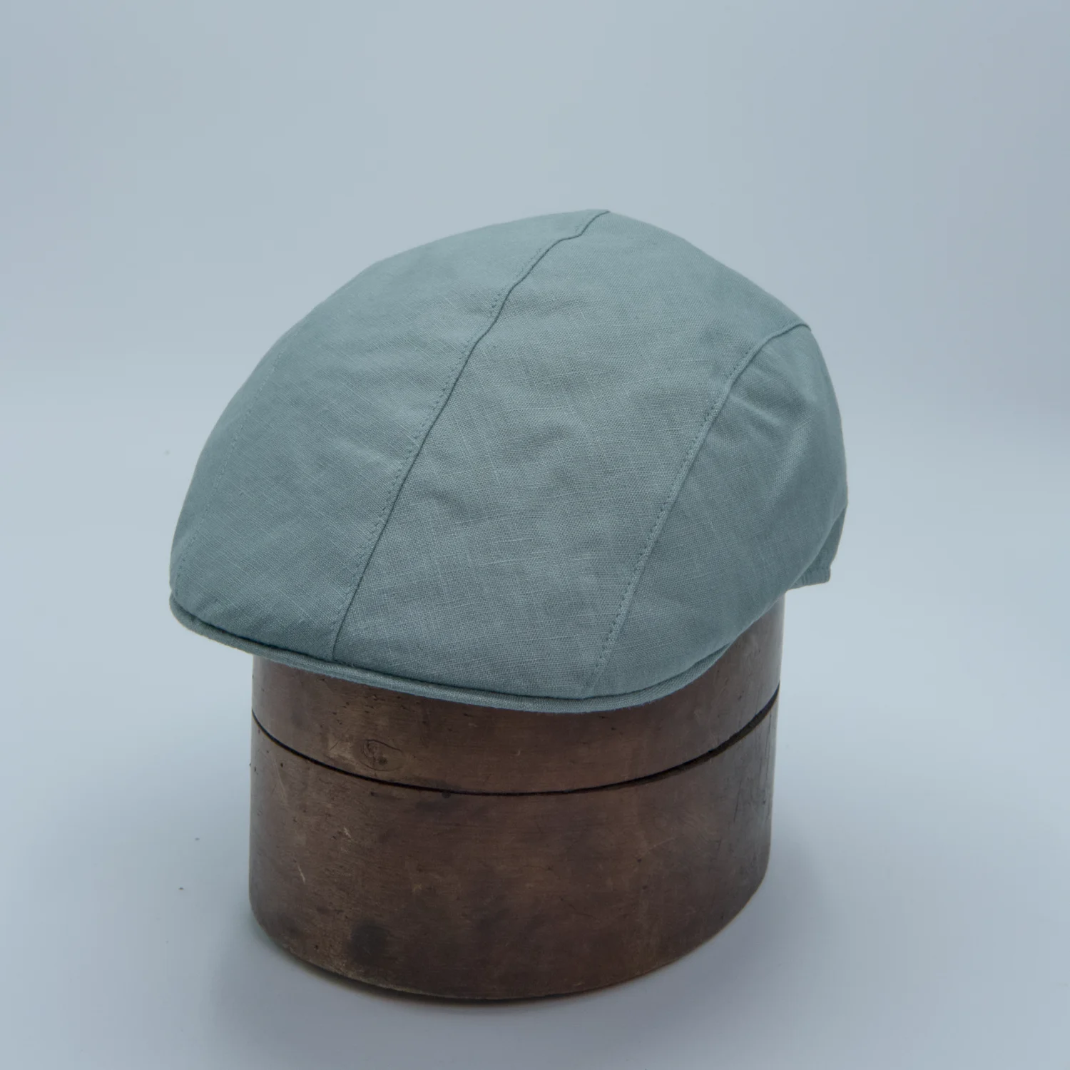 Casquette plate étroite en lin vert menthe, de la marque Portaluri, côté