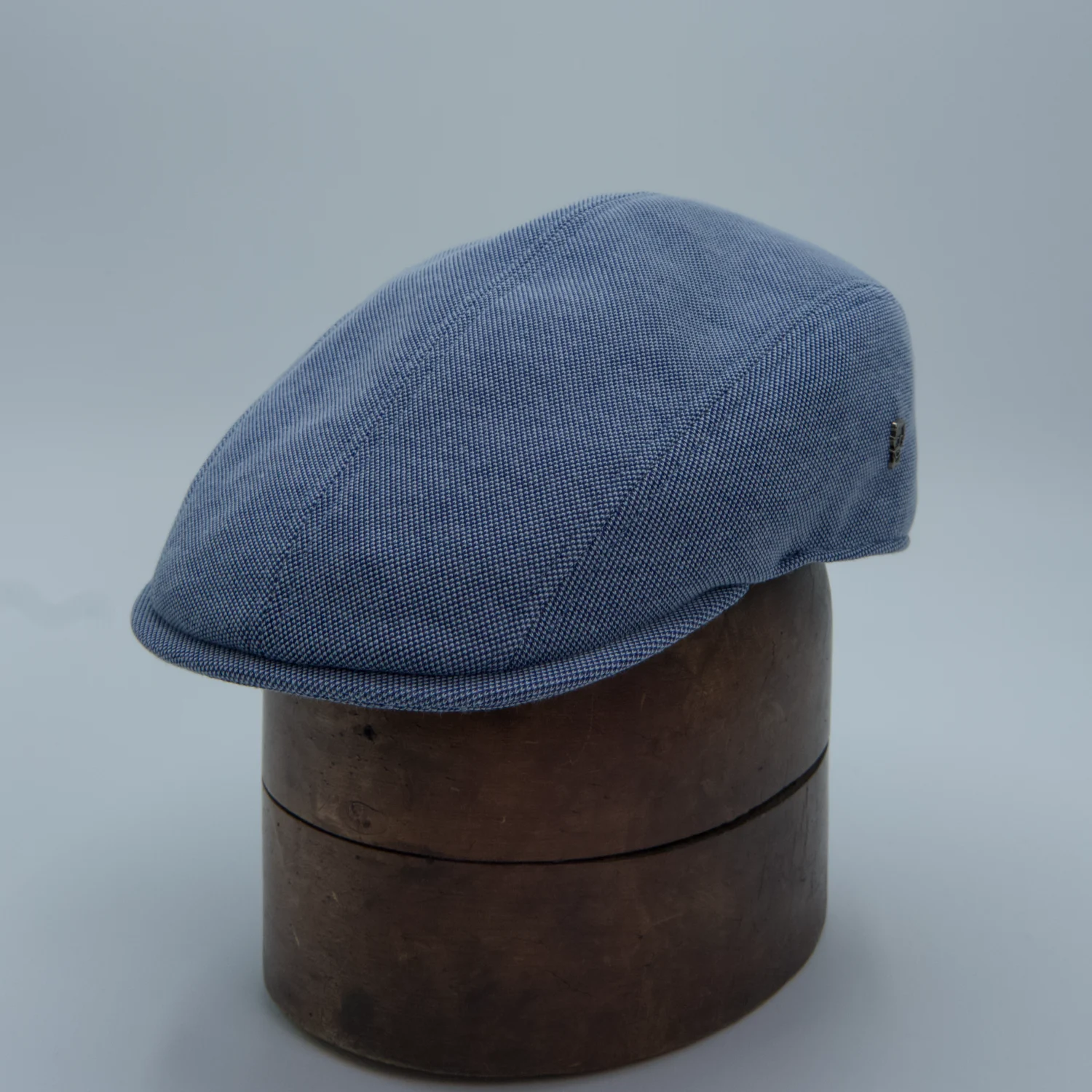 Casquette plate étroite, en piqué bleu, de la marque City Sport, côté